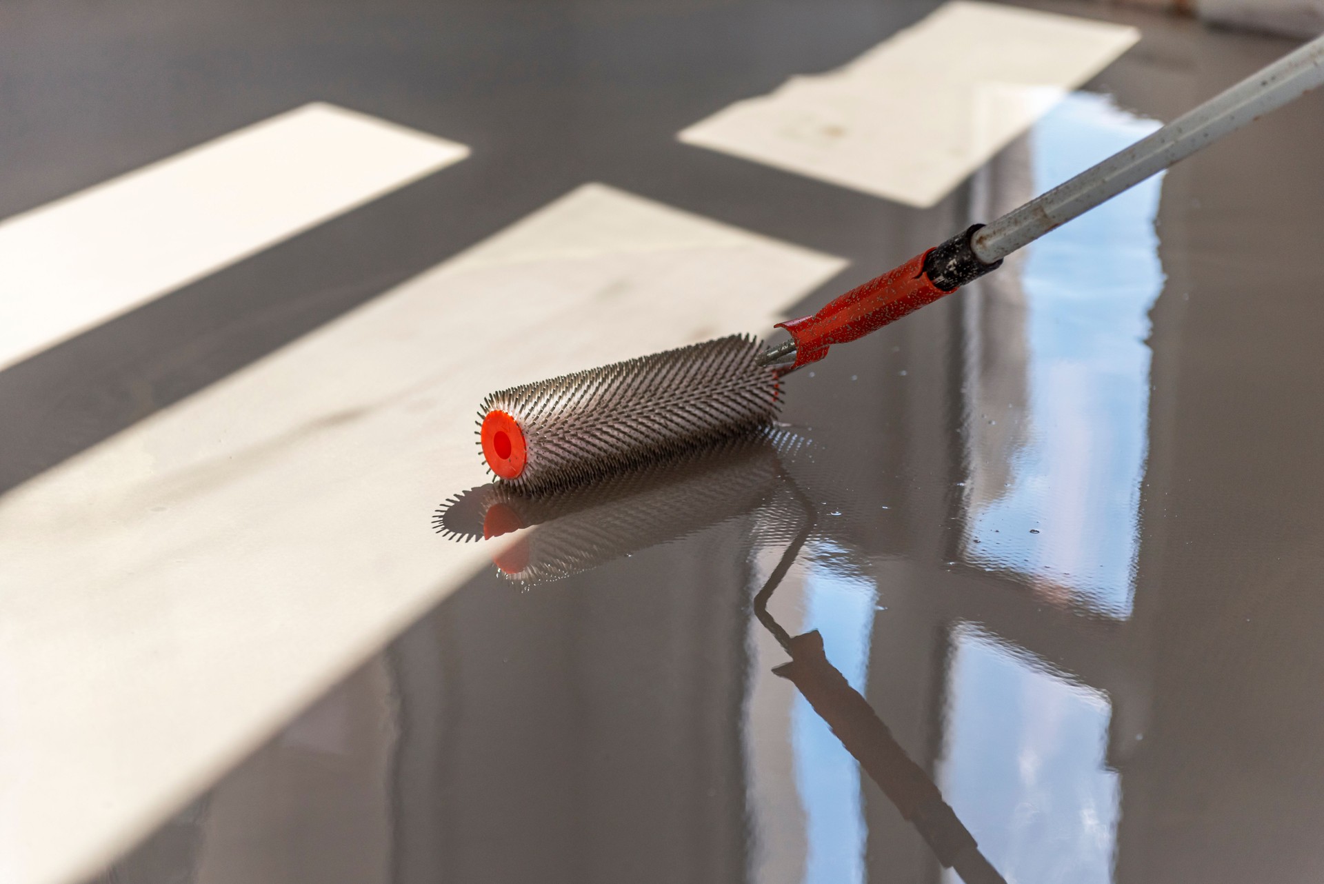 Self-leveling epoxy. Leveling with a mixture of cement floors.